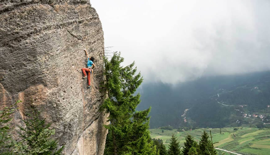 Trabzon, Düzköy, Şahinkaya'da Tırmanış: Zirveye Doğru Heyecan Verici Bir Yolculuk